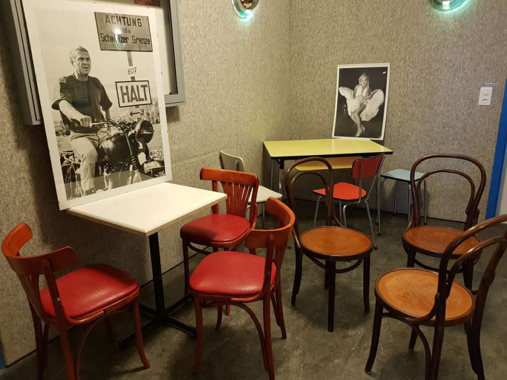 Mobilier Chaises Tables Tabourets Vintage & Moderne